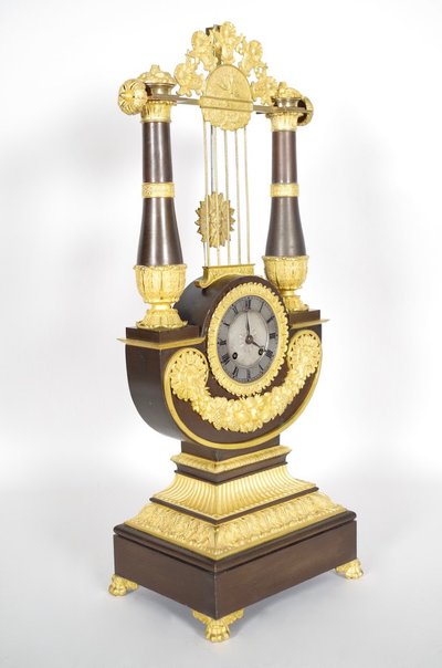 Restaurierte Lyra-Uhr aus vergoldeter und patinierter Bronze, um 1815