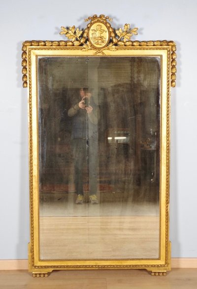 Grand miroir Louis XVI en bois doré à la feuille, vers 1880