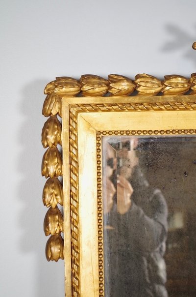 Grand miroir Louis XVI en bois doré à la feuille, vers 1880