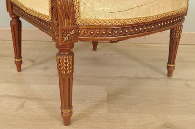 PAIRE DE FAUTEUILS LOUIS XVI EN NOYER DORÉ, TAPISSERIE AU PETIT POINT