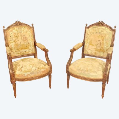 PAIRE DE FAUTEUILS LOUIS XVI EN NOYER DORÉ, TAPISSERIE AU PETIT POINT