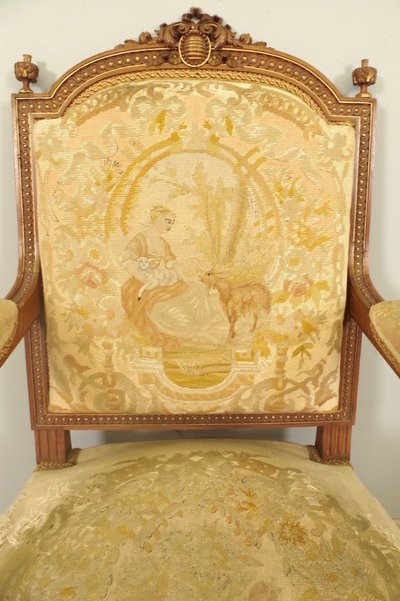 Paire de fauteuils Louis XVI en noyer doré, tapisserie au petit point