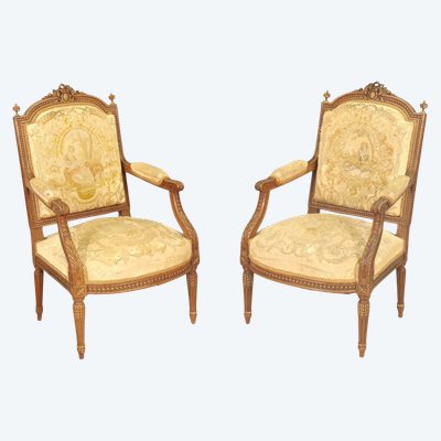 Paire de fauteuils Louis XVI en noyer doré, tapisserie au petit point