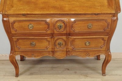 Commode scriban Louis XV en noyer – vallée du Rhône, vers 1750