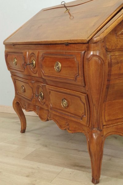 Commode scriban Louis XV en noyer – vallée du Rhône, vers 1750