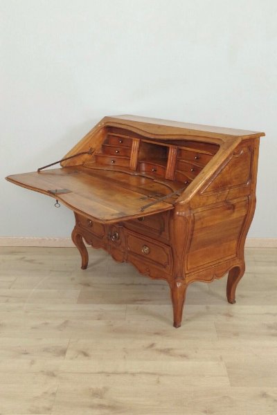 Commode scriban Louis XV en noyer – vallée du Rhône, vers 1750