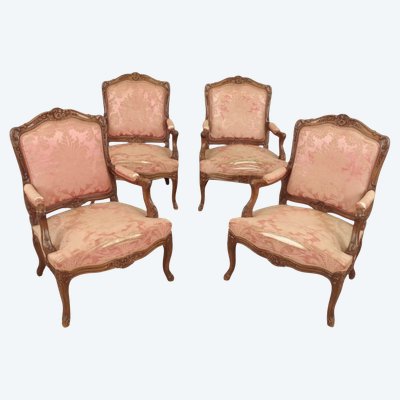 Suite de quatre fauteuils à la Reine Louis XV en noyer sculpté