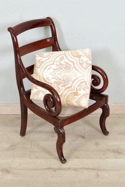Fauteuil d'enfant Restauration en acajou avec repose-pieds – vers 1820