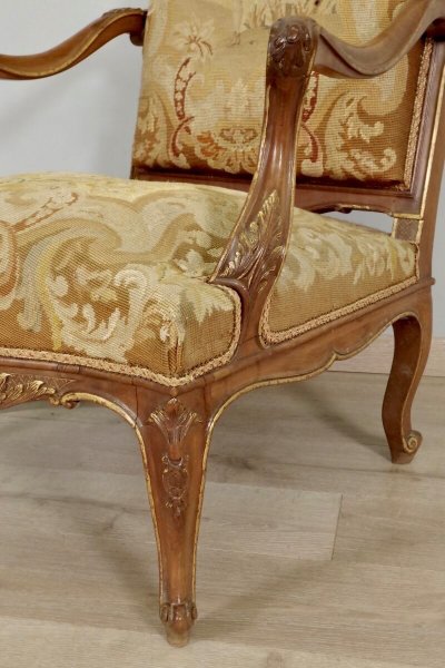 Paire de fauteuils Régence en noyer doré, tapisserie au petit point - vers 1900