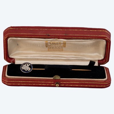 CARTIER Épingle de cravate en or 18k et diamants.