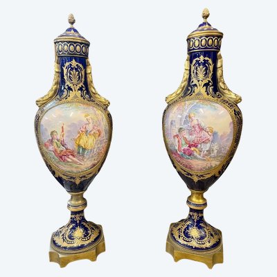 Ein Paar Sèvres-Deckelvasen im Stil Louis XVI aus Porzellan, um 1880