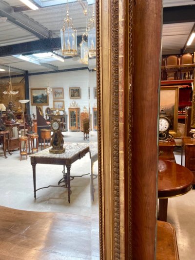 Important miroir Louis XVI en bois et stuc doré – vers 1880