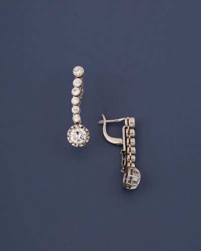 Paire de boucles d'oreilles en platine et diamants