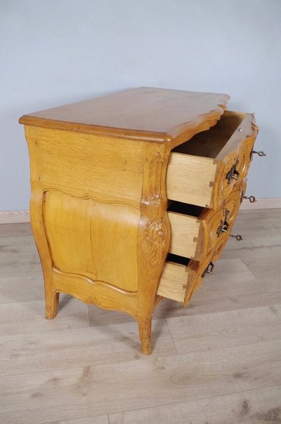 Kommode im Stil Louis XV aus heller Eiche mit geschwungener Front, um 1950
