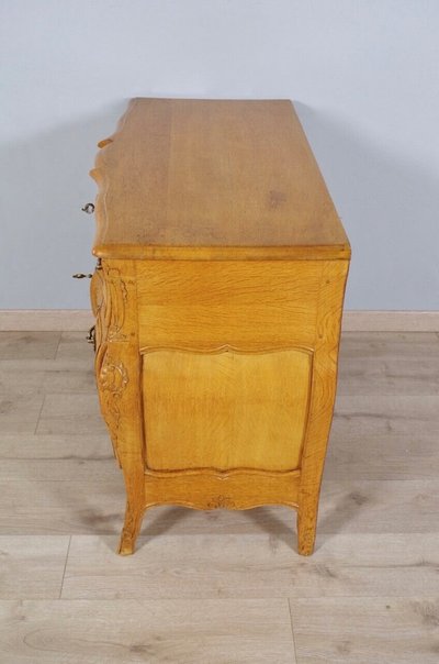 Kommode im Stil Louis XV aus heller Eiche mit geschwungener Front, um 1950