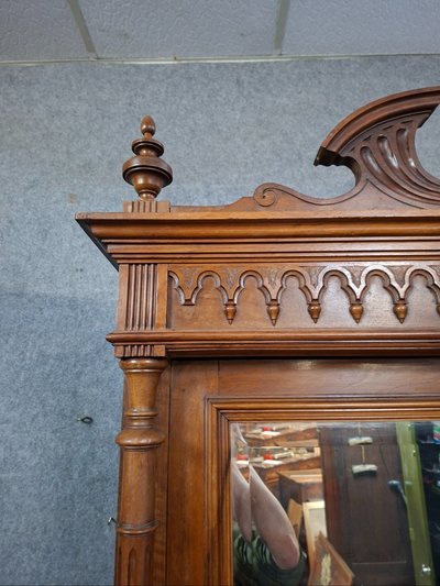 Neo-Gothic wardrobe with mirror in solid walnut – Late 19th century