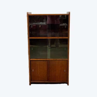 Piccola libreria inglese in rovere degli anni '60 con ante scorrevoli.