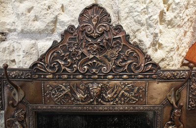 Miroir porte-manteaux en laiton repoussé décor de nymphes et rocailles fin 19ème siècle