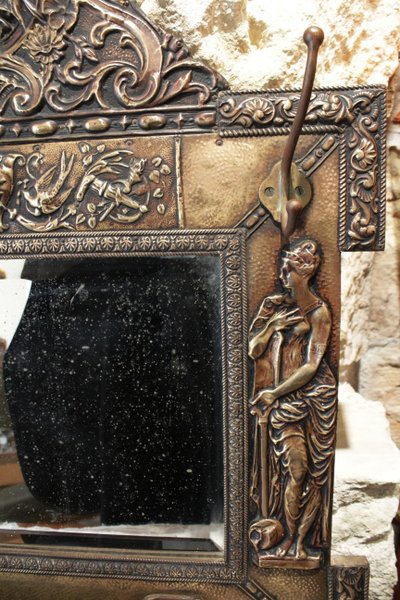 Miroir porte-manteaux en laiton repoussé décor de nymphes et rocailles fin 19ème siècle