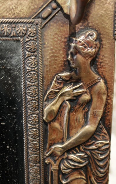Miroir porte-manteaux en laiton repoussé décor de nymphes et rocailles fin 19ème siècle