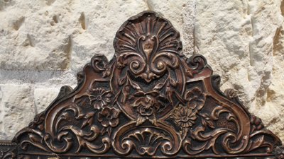 Miroir porte-manteaux en laiton repoussé décor de nymphes et rocailles fin 19ème siècle