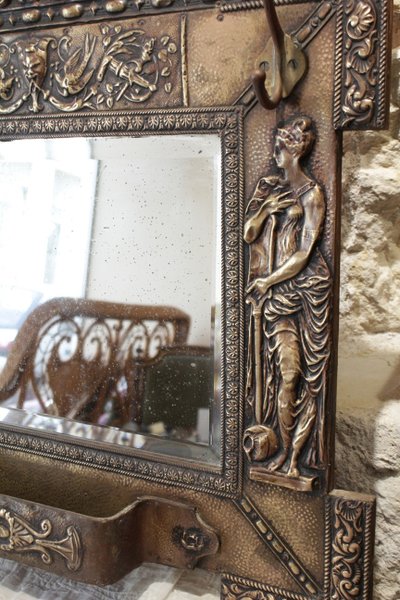 Miroir porte-manteaux en laiton repoussé décor de nymphes et rocailles fin 19ème siècle