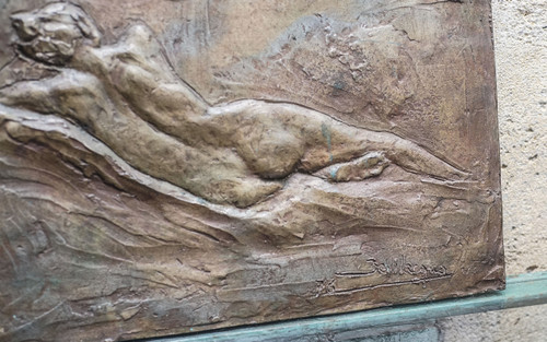 Piastra posteriore di bronzo di donna nuda