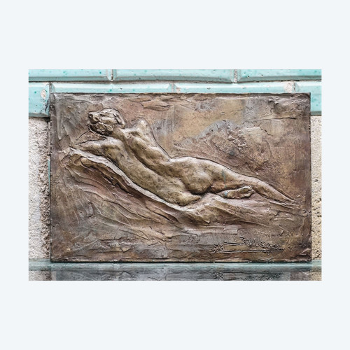 Piastra posteriore di bronzo di donna nuda