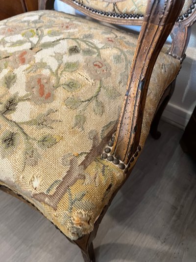 Armchair with a flat back. Made of natural wood carved with shells.