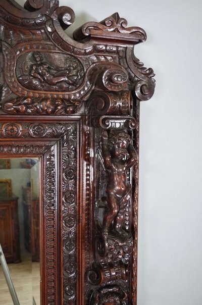 Important miroir Renaissance en noyer sculpté, vers 1880