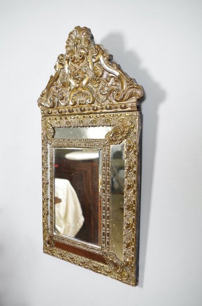 Petit miroir à parecloses Louis XIV en bois et laiton repoussé, vers 1880