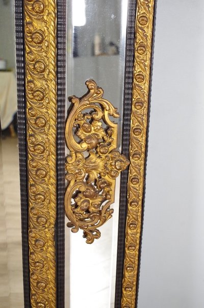 Important miroir Louis XIV à parecloses en bois noirci et doré, vers 1880