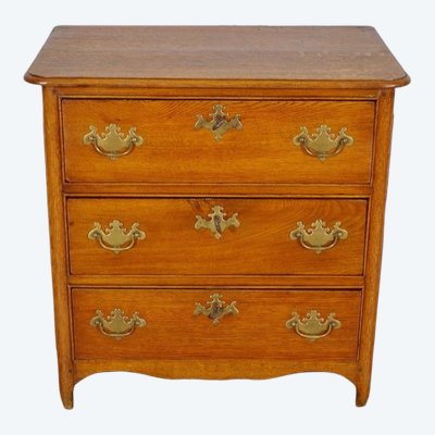 Small Louis XIV oak chest of drawers, early 18th century