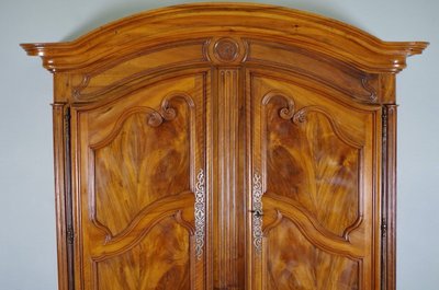 Two-part Louis XV style Burgundian walnut buffet, 19th century