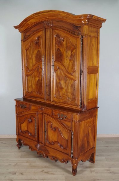 Two-part Louis XV style Burgundian walnut buffet, 19th century