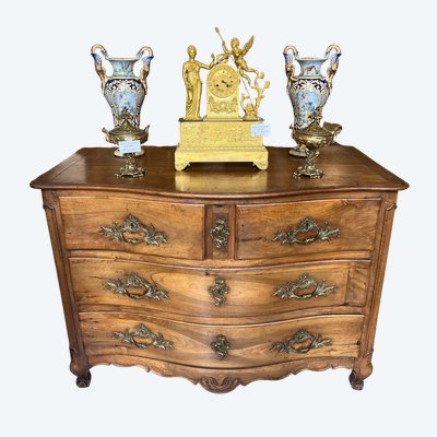 Belle commode galbée en noyer mouluré et sculpté 