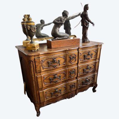 Commode Arbalète en noyer mouluré et sculpté .