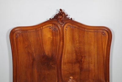 Bett im Stil Ludwigs XV. aus geschnitztem Nussbaumholz, um 1900