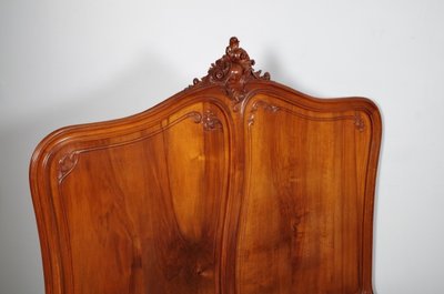 Bett im Stil Ludwigs XV. aus geschnitztem Nussbaumholz, um 1900