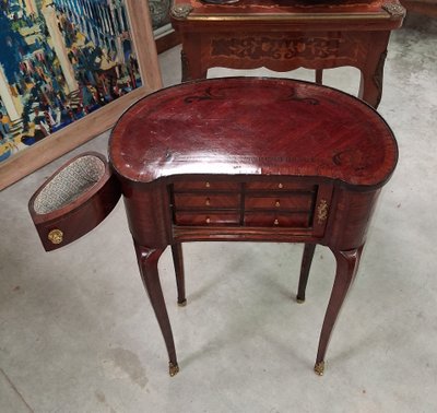Commode de Dame en Marqueterie  style Louis XV, travail du XXe siècle 