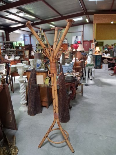 Appendiabiti a forma di pappagallo in bambù e rattan. Dimensioni: H. 198 cm