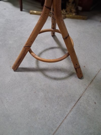 Appendiabiti a forma di pappagallo in bambù e rattan. Dimensioni: H. 198 cm