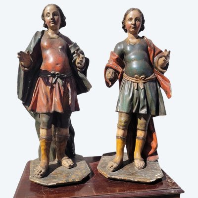 Coppia di statuette raffiguranti santi in legno intagliato policromo, XVII secolo.