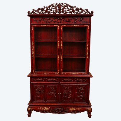 Libreria cinese in legno intagliato, dorato e laccato di rosso.