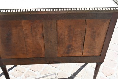 Elegante credenza a due ante in mogano screziato, risalente al periodo Luigi XVI del XVIII secolo.