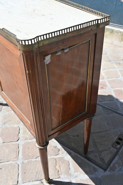 Elegante credenza a due ante in mogano screziato, risalente al periodo Luigi XVI del XVIII secolo.