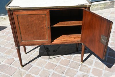 Elegante credenza a due ante in mogano screziato, risalente al periodo Luigi XVI del XVIII secolo.