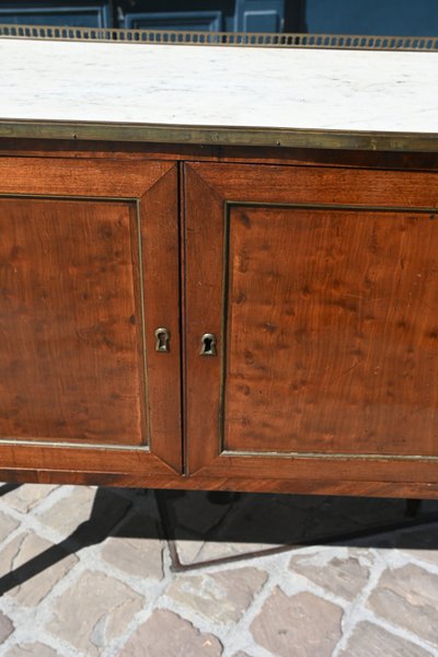Elegante credenza a due ante in mogano screziato, risalente al periodo Luigi XVI del XVIII secolo.