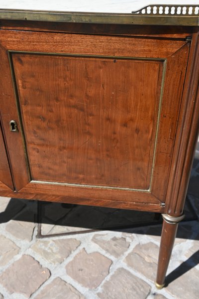 Elegante credenza a due ante in mogano screziato, risalente al periodo Luigi XVI del XVIII secolo.
