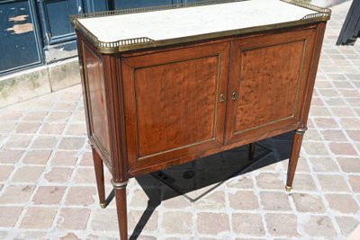 Elegante credenza a due ante in mogano screziato, risalente al periodo Luigi XVI del XVIII secolo.